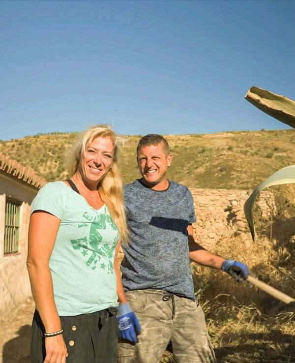 Jessica und Markus posieren in Spanien für ein Foto.
