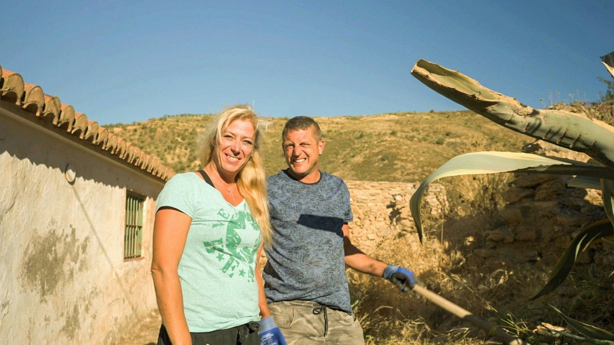 Jessica und Markus posieren in Spanien für ein Foto.