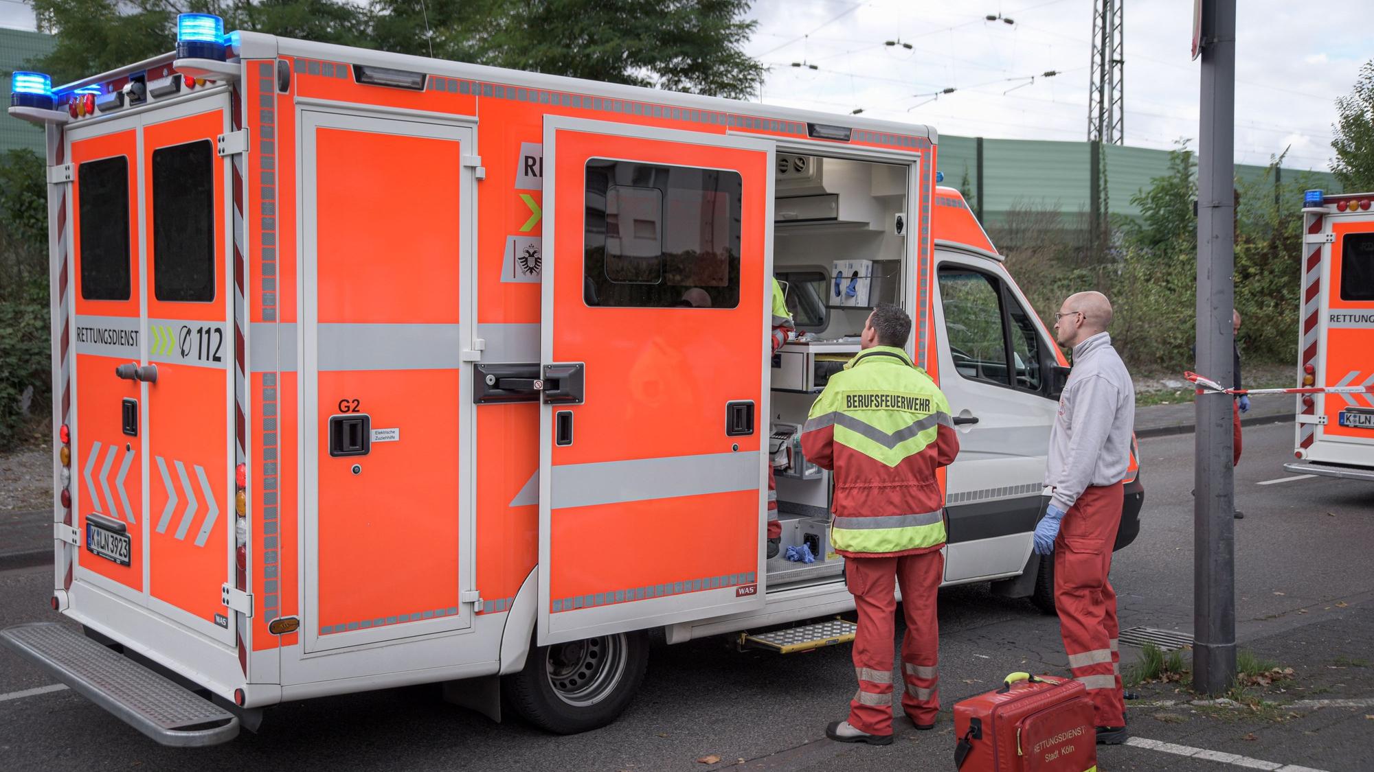 In Köln-Müngersdorf wurde eine Frau (34) von ihrem Ehemann mit einem Küchenmesser angegriffen und lebensgefährlich verletzt. Das Symbolfoto den Kölner Rettungsdienst bei einem Einsatz am 25. September 2019.
