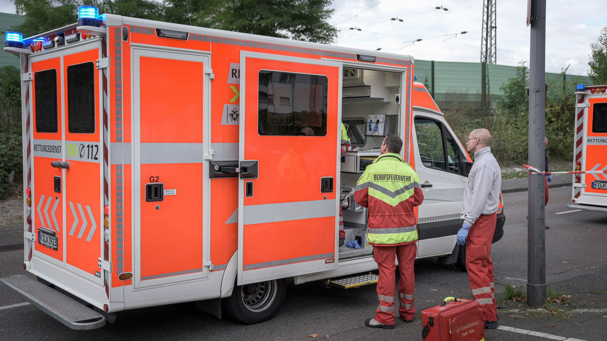 In Köln-Müngersdorf wurde eine Frau (34) von ihrem Ehemann mit einem Küchenmesser angegriffen und lebensgefährlich verletzt. Das Symbolfoto den Kölner Rettungsdienst bei einem Einsatz am 25. September 2019.