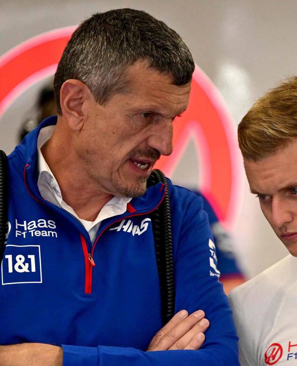 Mick Schumacher und Günther Steiner vor dem Rennen der Formel 1 in Zandvoort im Gespräch.