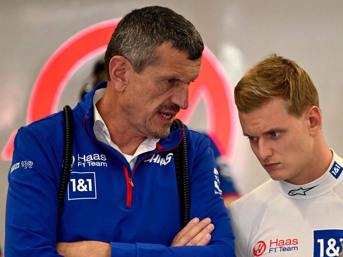 Mick Schumacher und Günther Steiner vor dem Rennen der Formel 1 in Zandvoort im Gespräch.