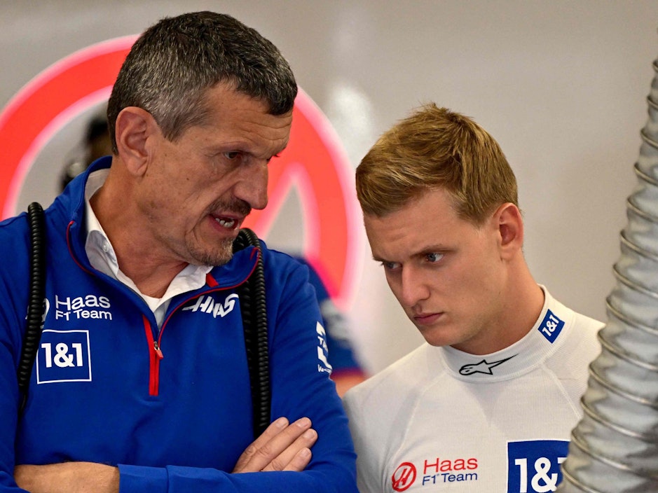 Mick Schumacher und Günther Steiner vor dem Rennen der Formel 1 in Zandvoort im Gespräch.