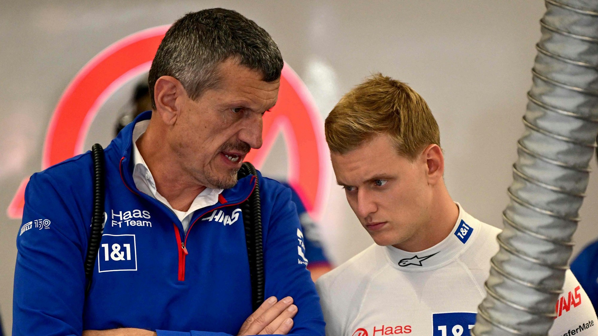 Mick Schumacher und Günther Steiner vor dem Rennen der Formel 1 in Zandvoort im Gespräch.