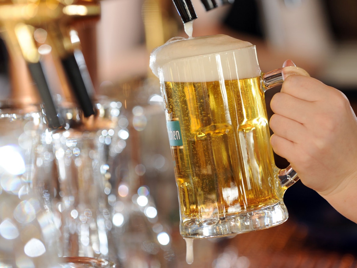 Der führende deutsche Bierhersteller, die Radeberger Gruppe, muss wegen steigenden Preisen Konsequenzen ziehen. Unser Foto zeigt, wie ein Glas Bier in einer Gastwirtschaft gezapft wird.