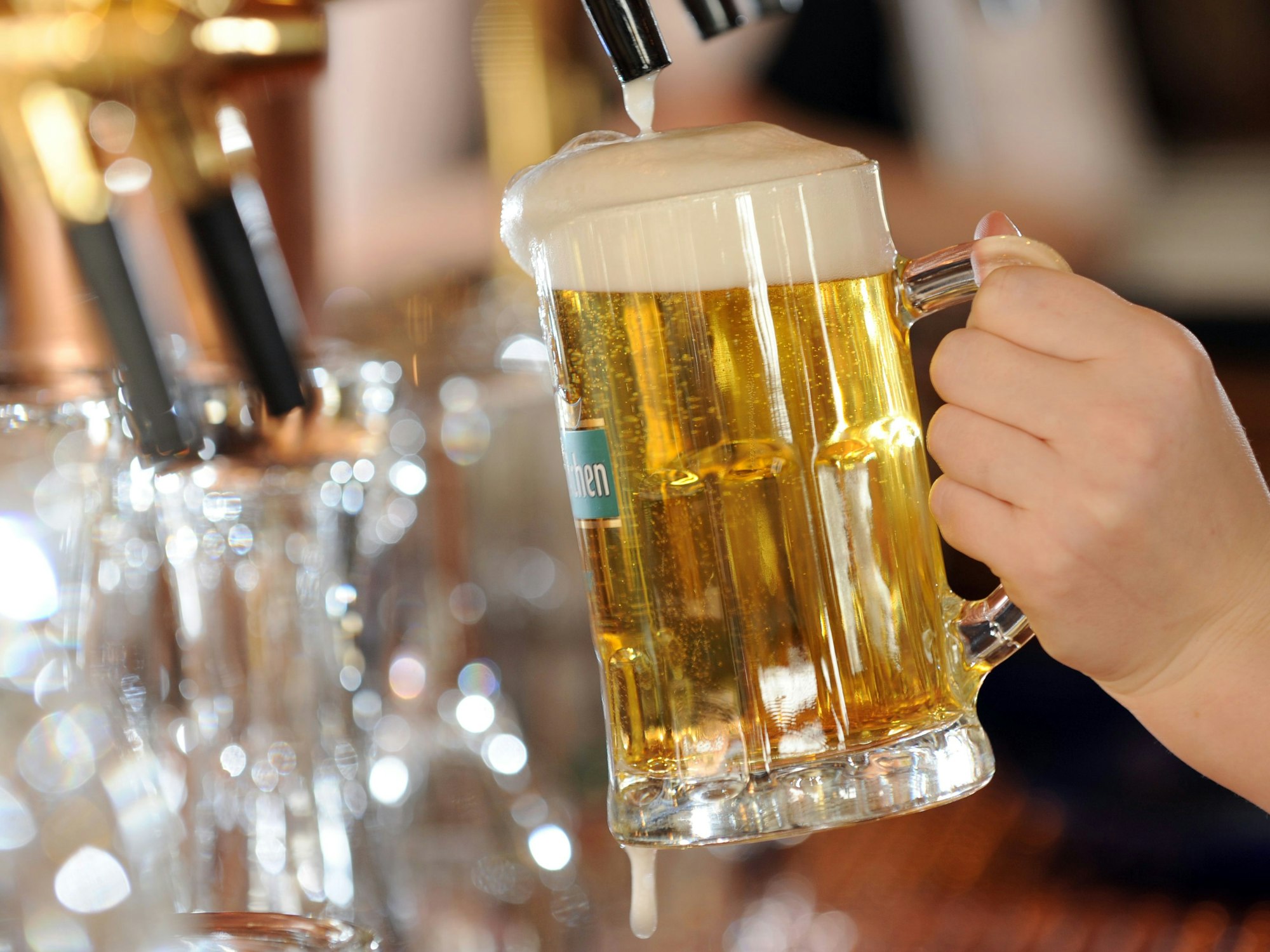 Der führende deutsche Bierhersteller, die Radeberger Gruppe, muss wegen steigenden Preisen Konsequenzen ziehen. Unser Foto zeigt, wie ein Glas Bier in einer Gastwirtschaft gezapft wird.