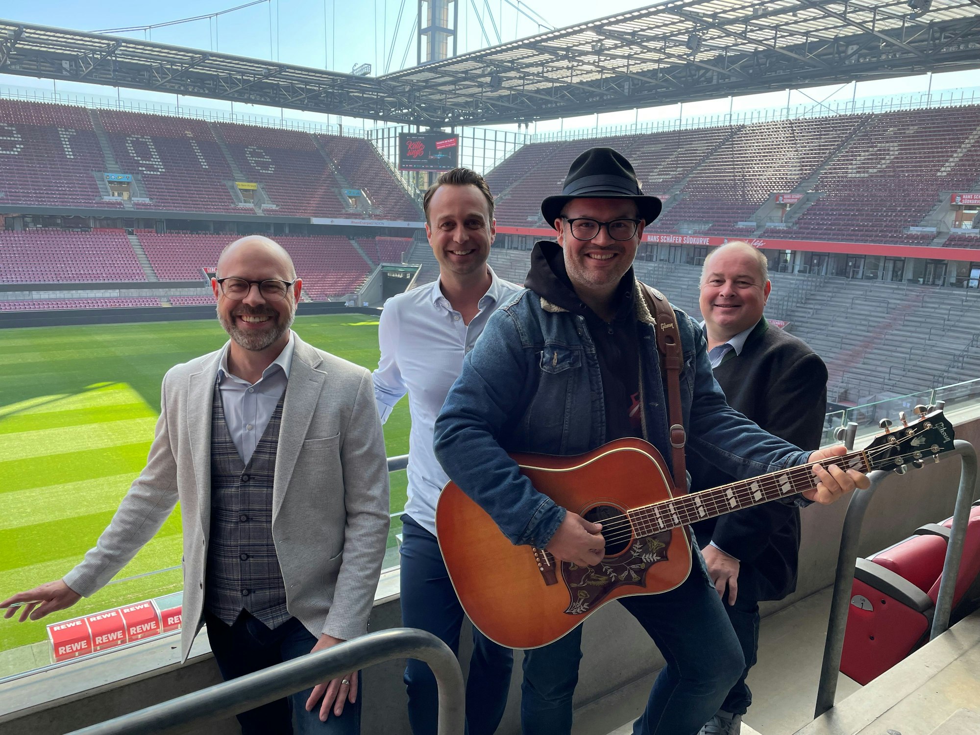 Die Beteiligten von „Kölle singt“ stehen im Kölner Stadion.