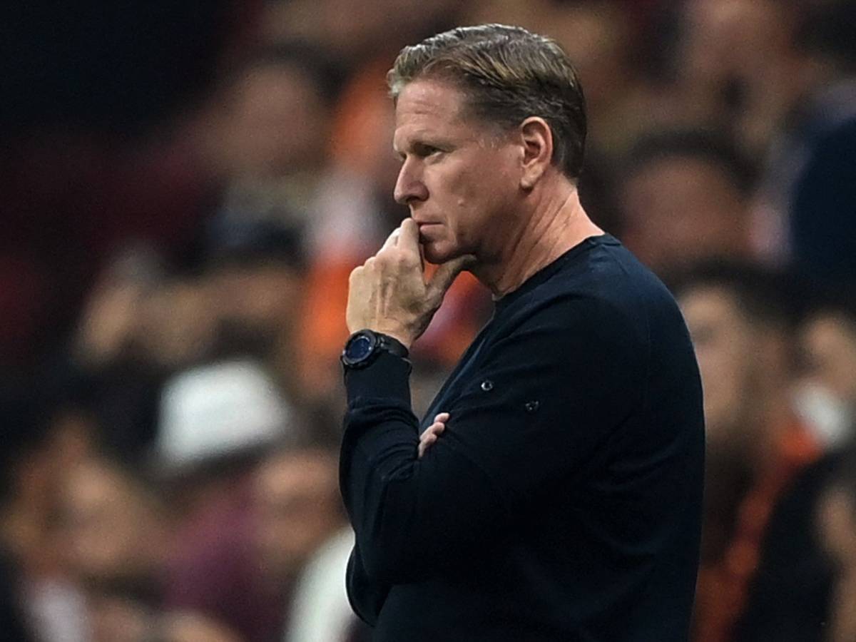 Markus Gisdol steht nachdenklich am Spielfeldrand.