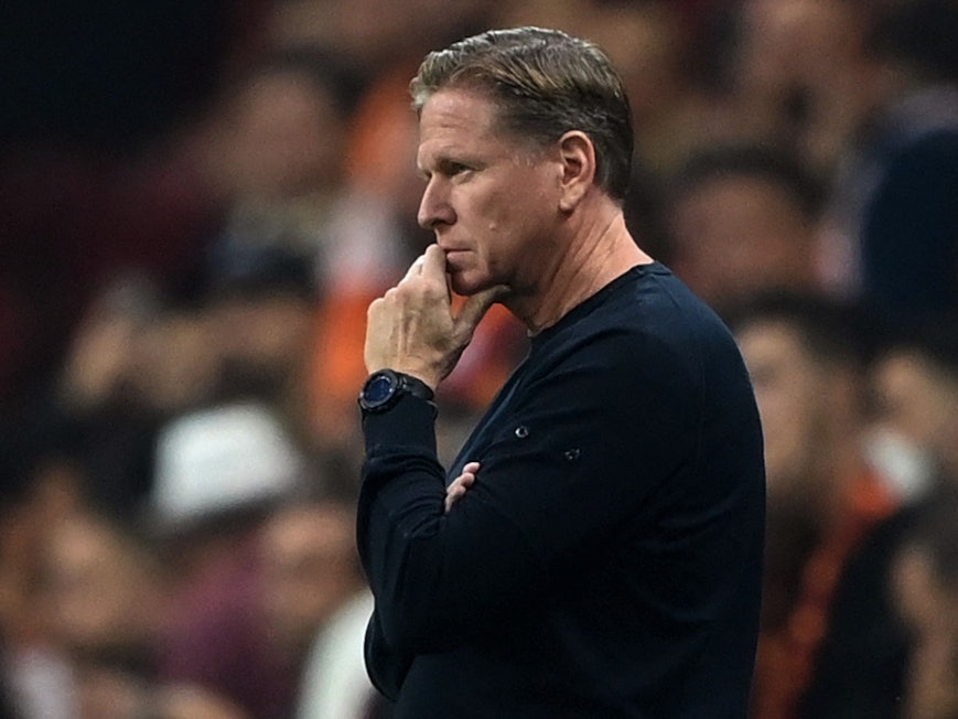 Markus Gisdol steht nachdenklich am Spielfeldrand.