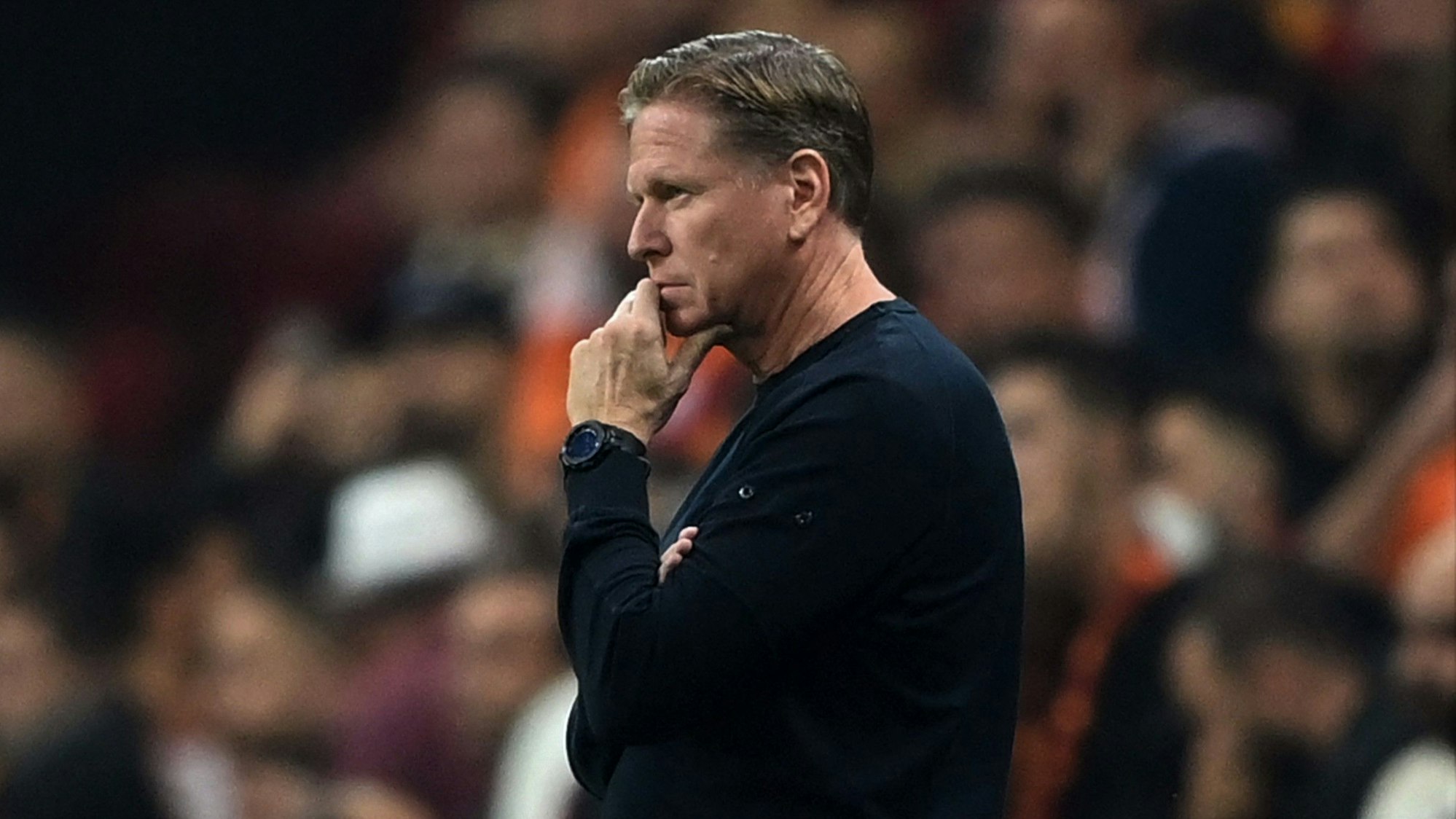 Markus Gisdol steht nachdenklich am Spielfeldrand.