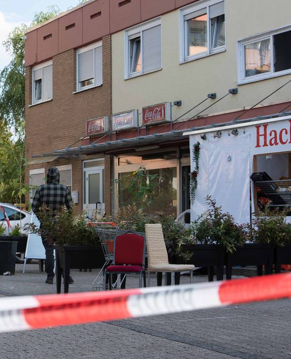 Im Dormagener Stadtteil Hackenbroich wurde am Freitag (30. September 2022) ein Mann im Kiosk erschossen. Das Foto zeigt den Tatort.