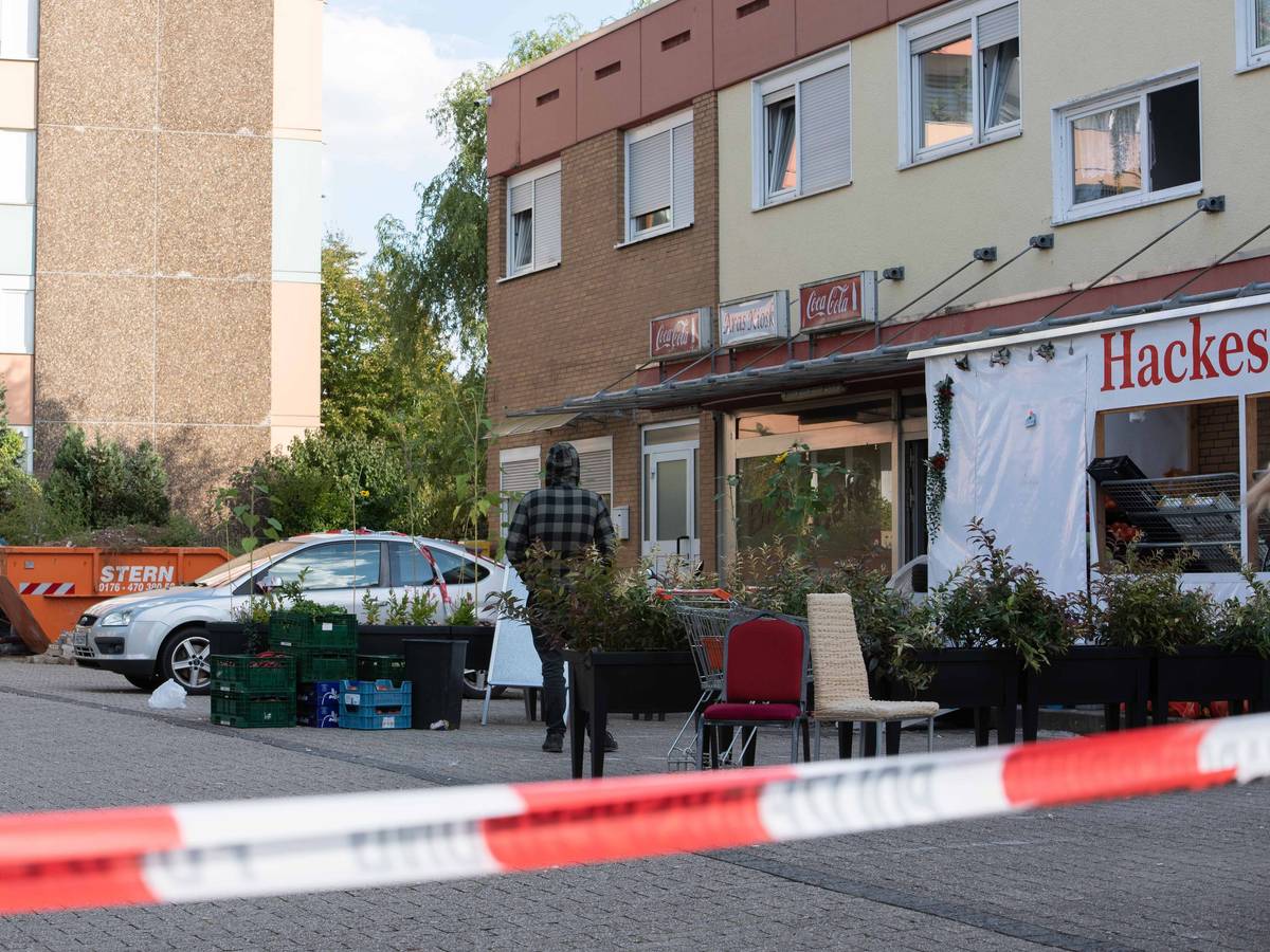 Im Dormagener Stadtteil Hackenbroich wurde am Freitag (30. September 2022) ein Mann im Kiosk erschossen. Das Foto zeigt den Tatort.
