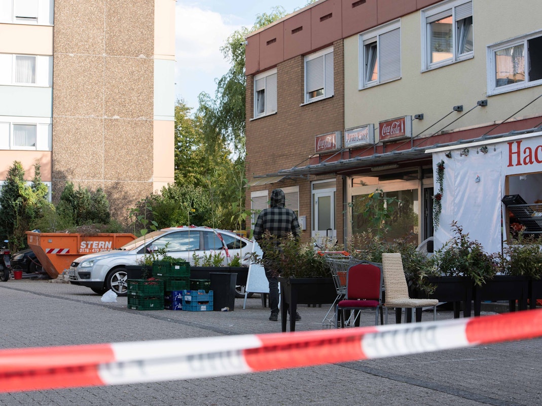 Im Dormagener Stadtteil Hackenbroich wurde am Freitag (30. September 2022) ein Mann im Kiosk erschossen. Das Foto zeigt den Tatort.