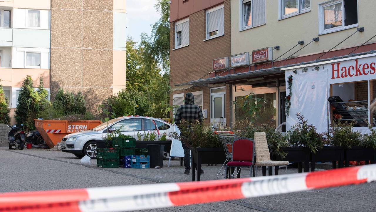 Im Dormagener Stadtteil Hackenbroich wurde am Freitag (30. September 2022) ein Mann im Kiosk erschossen. Das Foto zeigt den Tatort.