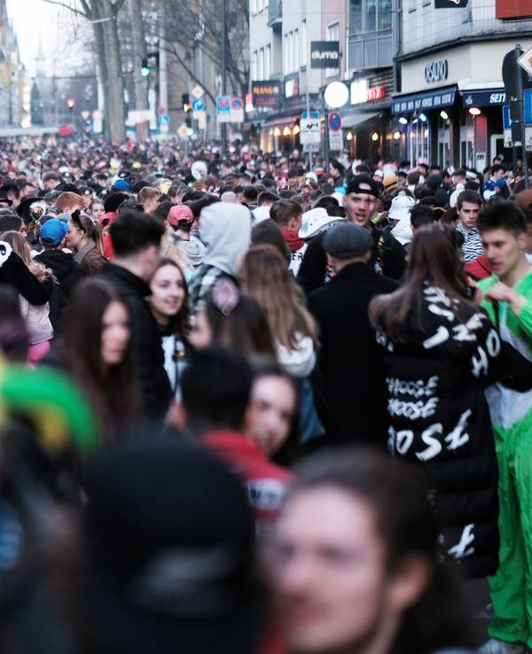 Junge Leute feiern auf der Zülpicher Straße Karneval.