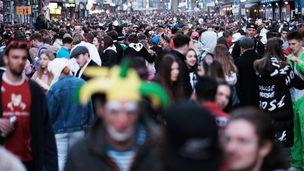 Junge Leute feiern auf der Zülpicher Straße Karneval.