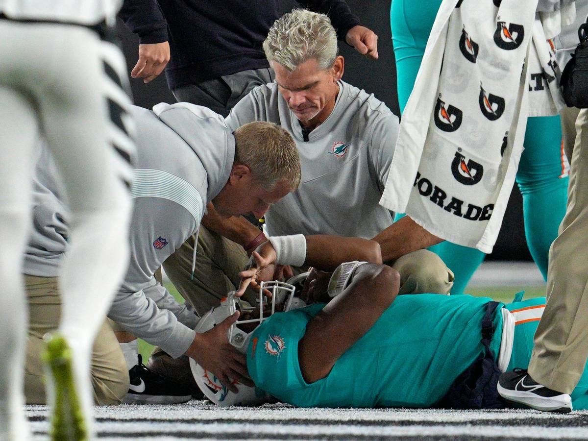 Tua Tagovailoa wird nach einem heftigen Teckling im NFL-Spiel der Miami Dolphins auf dem Feld behandelt