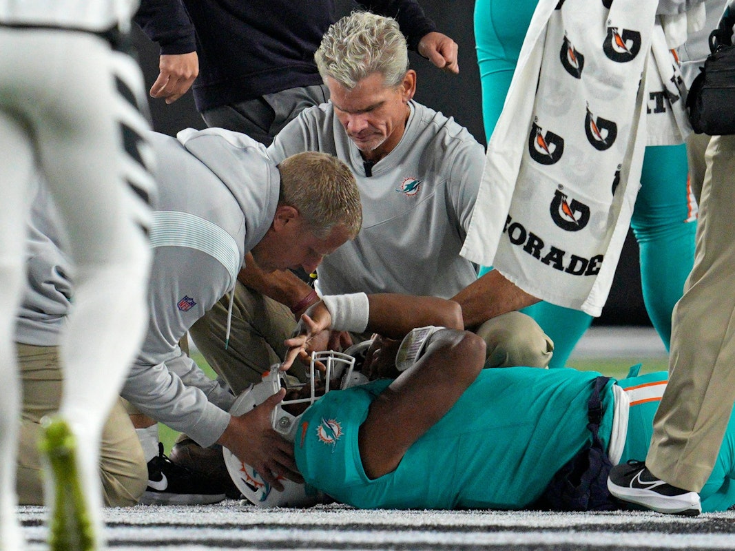 Tua Tagovailoa wird nach einem heftigen Teckling im NFL-Spiel der Miami Dolphins auf dem Feld behandelt