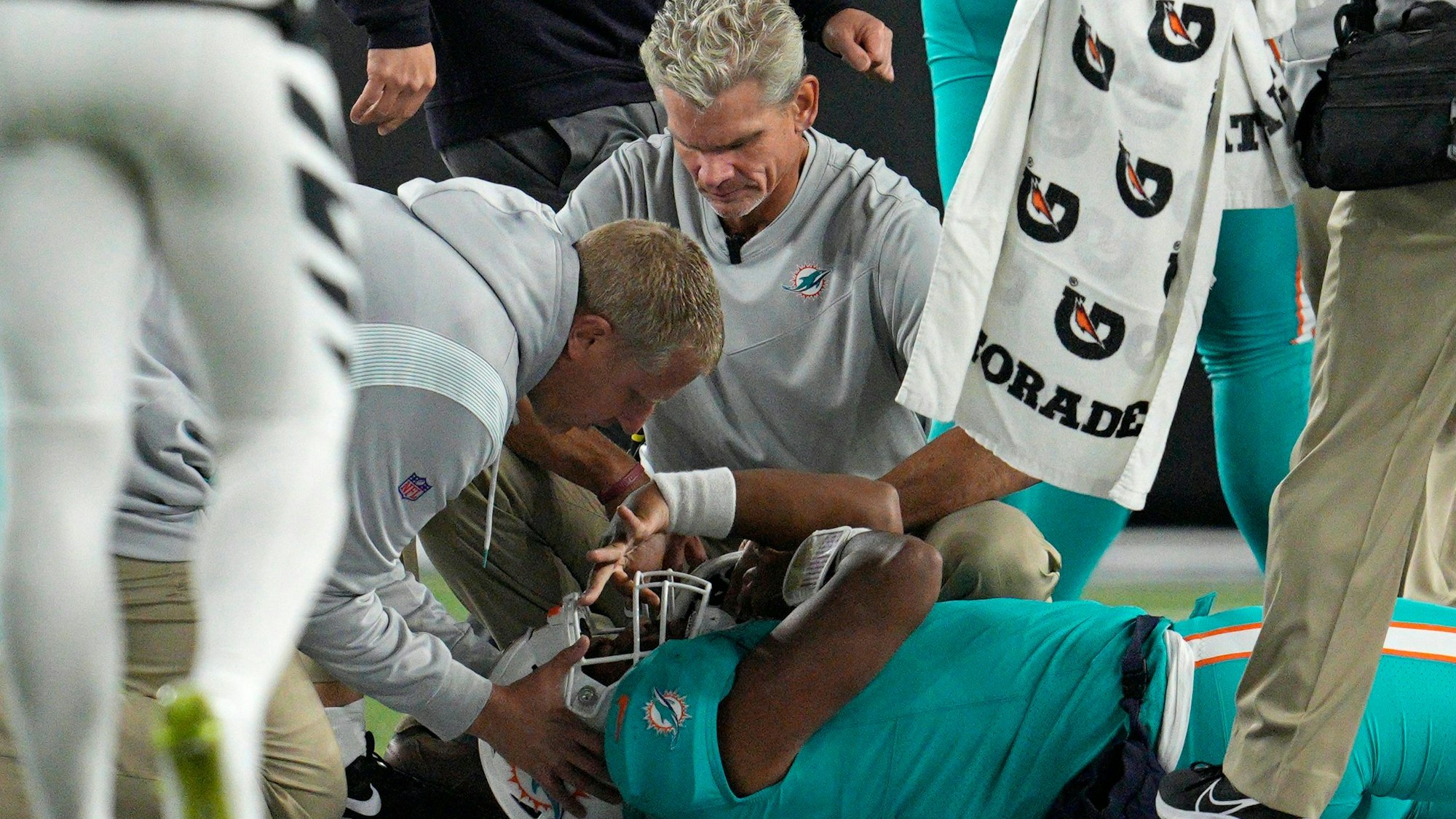 Tua Tagovailoa wird nach einem heftigen Teckling im NFL-Spiel der Miami Dolphins auf dem Feld behandelt