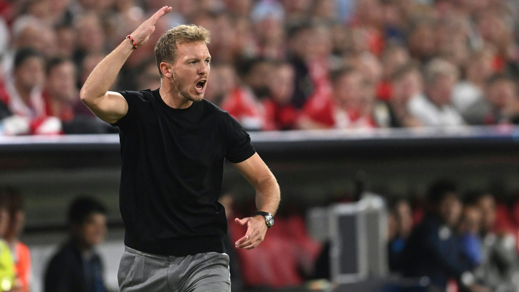 Julian Nagelsmann gestikuliert bei einem Spiel des FC Bayern München wild am Spielfeldrand