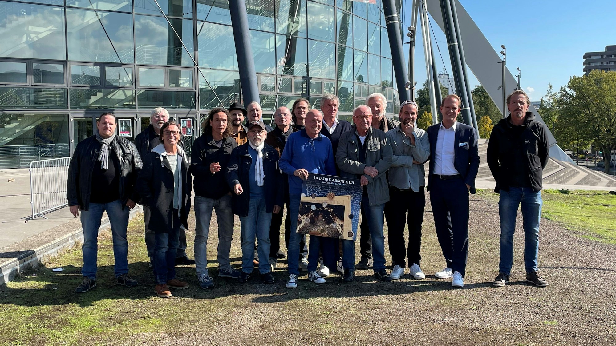 Gruppenbild von 30 Jahre „Arsch huh“ vor der Lanxess-Arena.