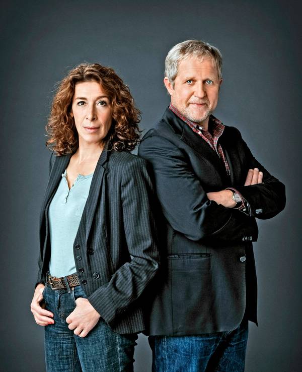 Adele Neuhauser und Harald Krassnitzer stehen Rücken an Rücken und blicken in die Kamera.