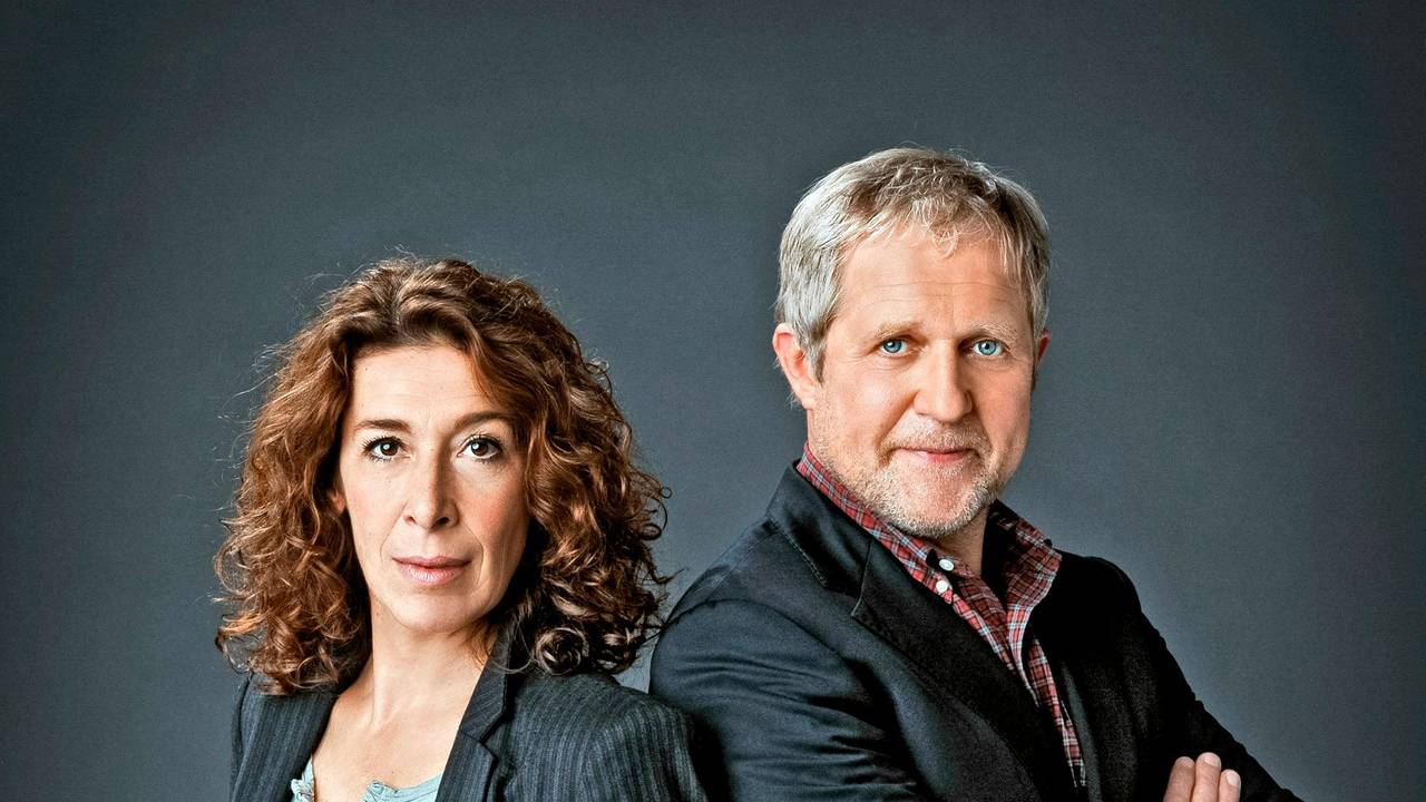 Adele Neuhauser und Harald Krassnitzer stehen Rücken an Rücken und blicken in die Kamera.