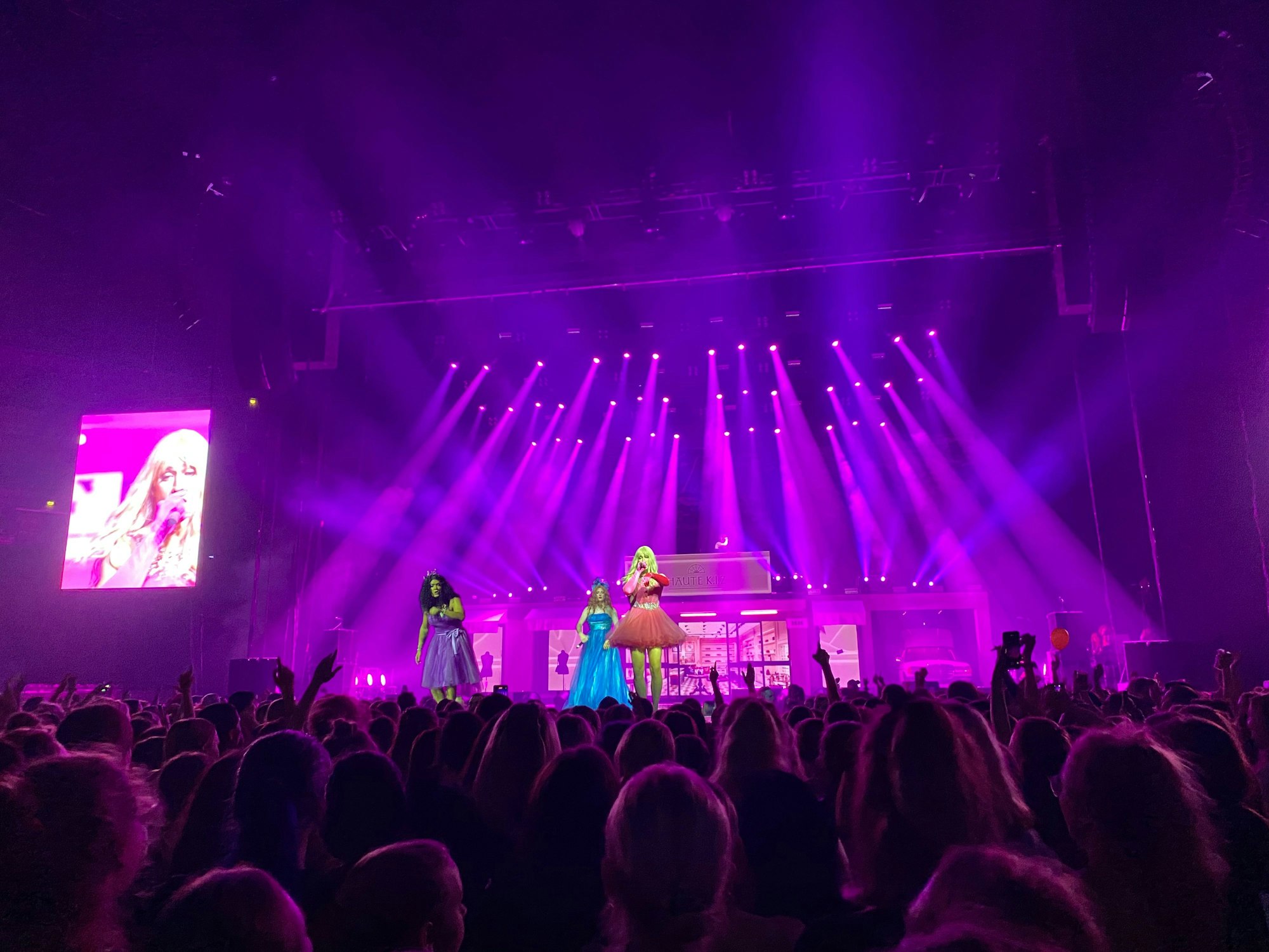 Maxim, Tarek und Nico von K.I.Z stehen auf der Bühne.