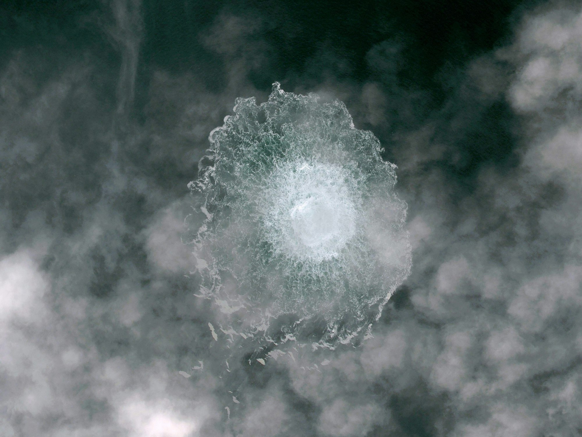 Dieses am 29. September 2022 veröffentlichte Bild zeigt den Austritt von Gas aus einem Leck in der Nord-Stream 2-Pipeline in der schwedischen Wirtschaftszone mitten in der Ostsee.