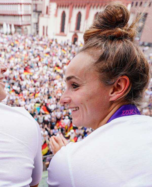 Das deutsche Frauenfußball-Team wurde nach dem verlorenen Finale gegen England in Frankfurt am Römer empfangen.