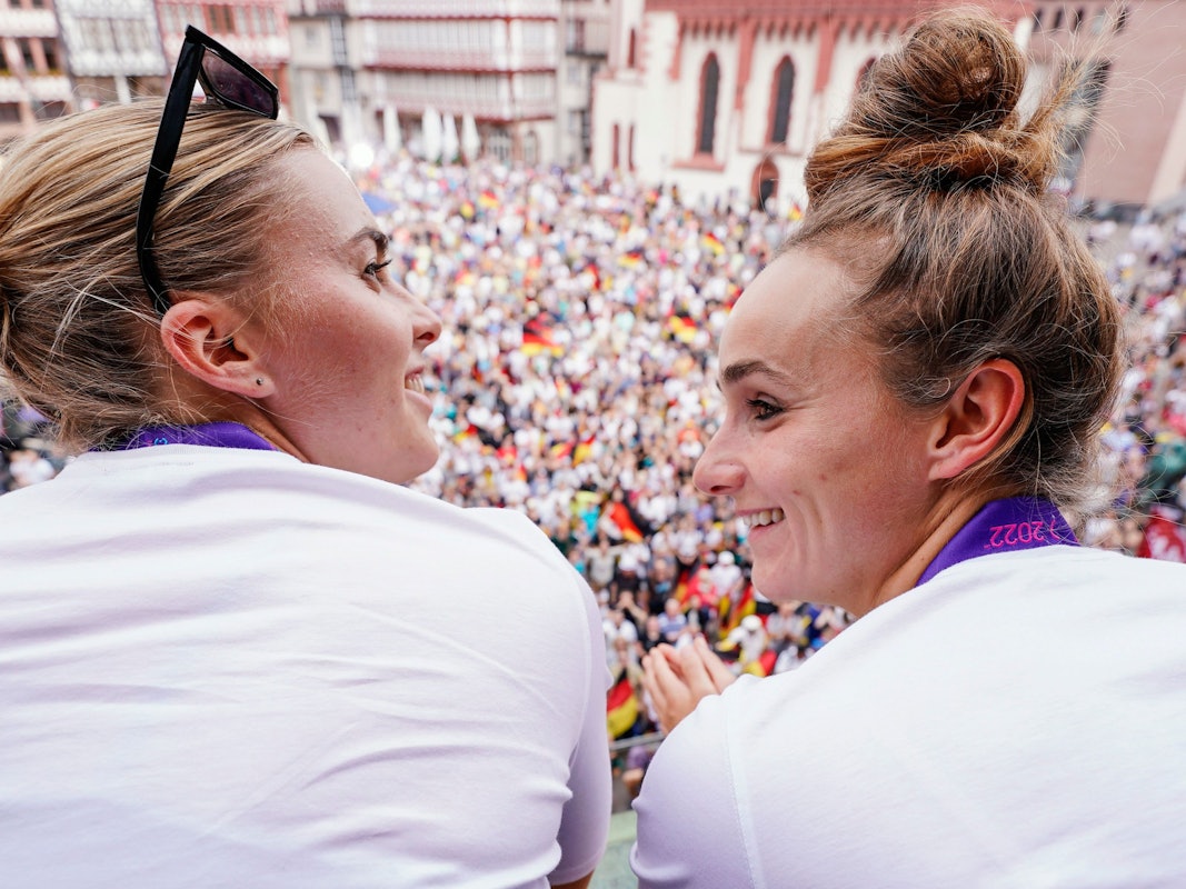 Das deutsche Frauenfußball-Team wurde nach dem verlorenen Finale gegen England in Frankfurt am Römer empfangen.