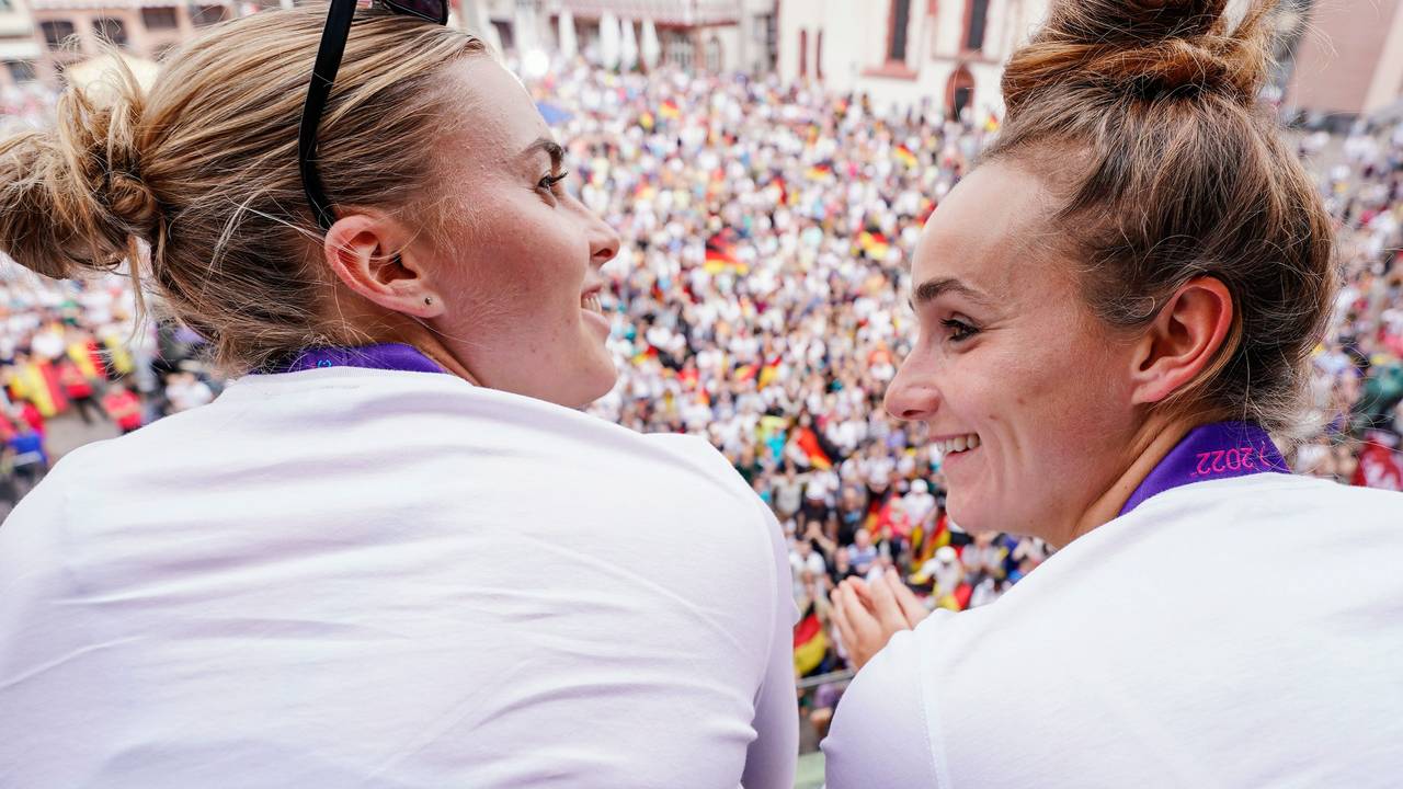 Das deutsche Frauenfußball-Team wurde nach dem verlorenen Finale gegen England in Frankfurt am Römer empfangen.