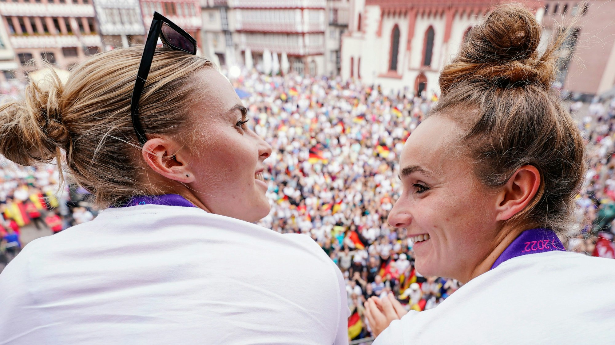 Das deutsche Frauenfußball-Team wurde nach dem verlorenen Finale gegen England in Frankfurt am Römer empfangen.