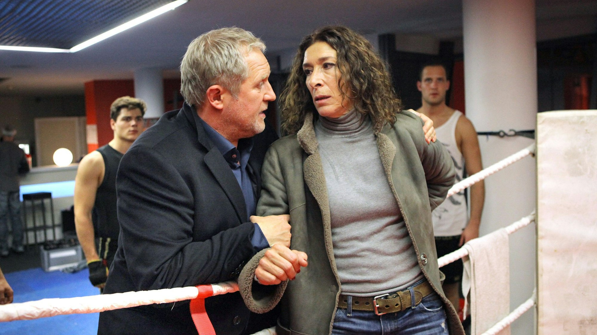 Moritz Eisner beruhigt seine Kollegin Bibi Fellner. - Im Bild: Harald Krassnitzer (vorne li.), Adele Neuhauser (vorne re.).