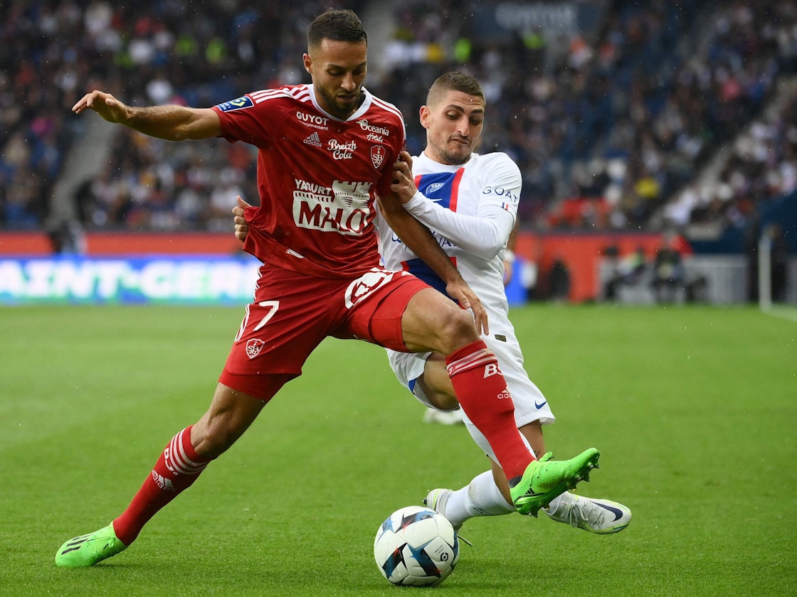 Haris Belkebla (l.) im Zweikampf mit Marco Verratti (r.).