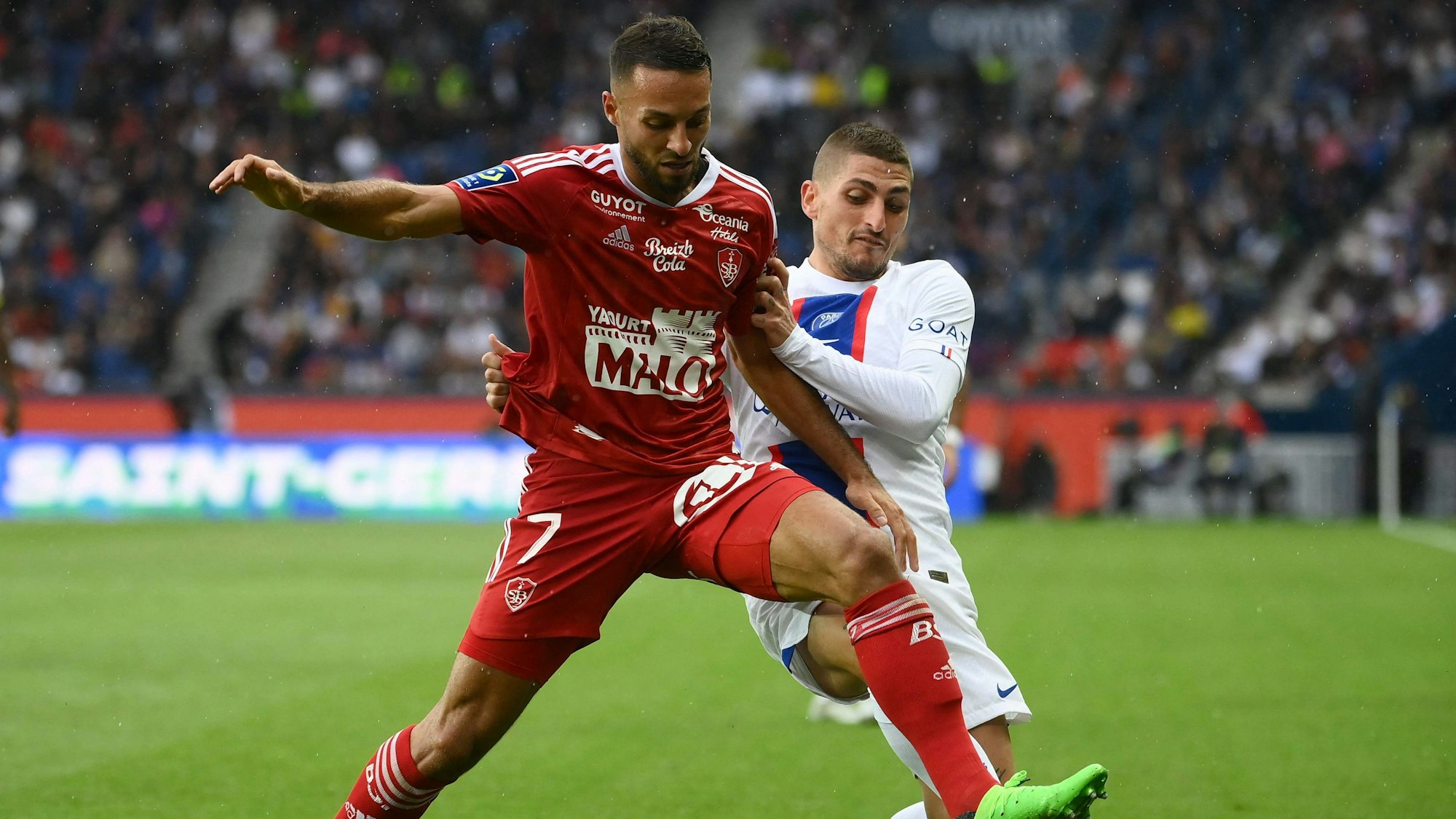 Haris Belkebla (l.) im Zweikampf mit Marco Verratti (r.).