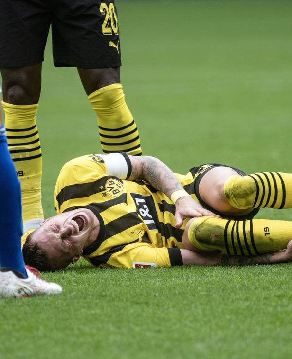 Marco Reus liegt nach einer Verletzung beim BVB-Derby gegen Schalke 04 verletzt am Boden und schreit vor Schmerzen