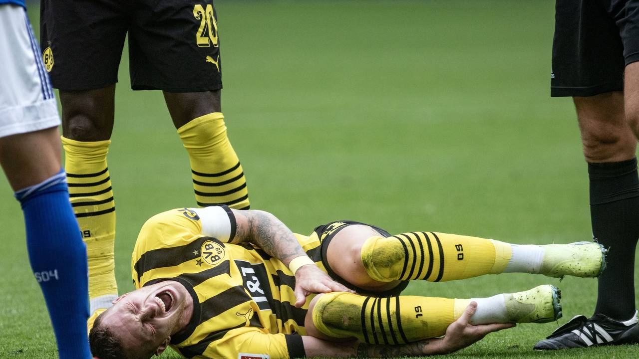 Marco Reus liegt nach einer Verletzung beim BVB-Derby gegen Schalke 04 verletzt am Boden und schreit vor Schmerzen