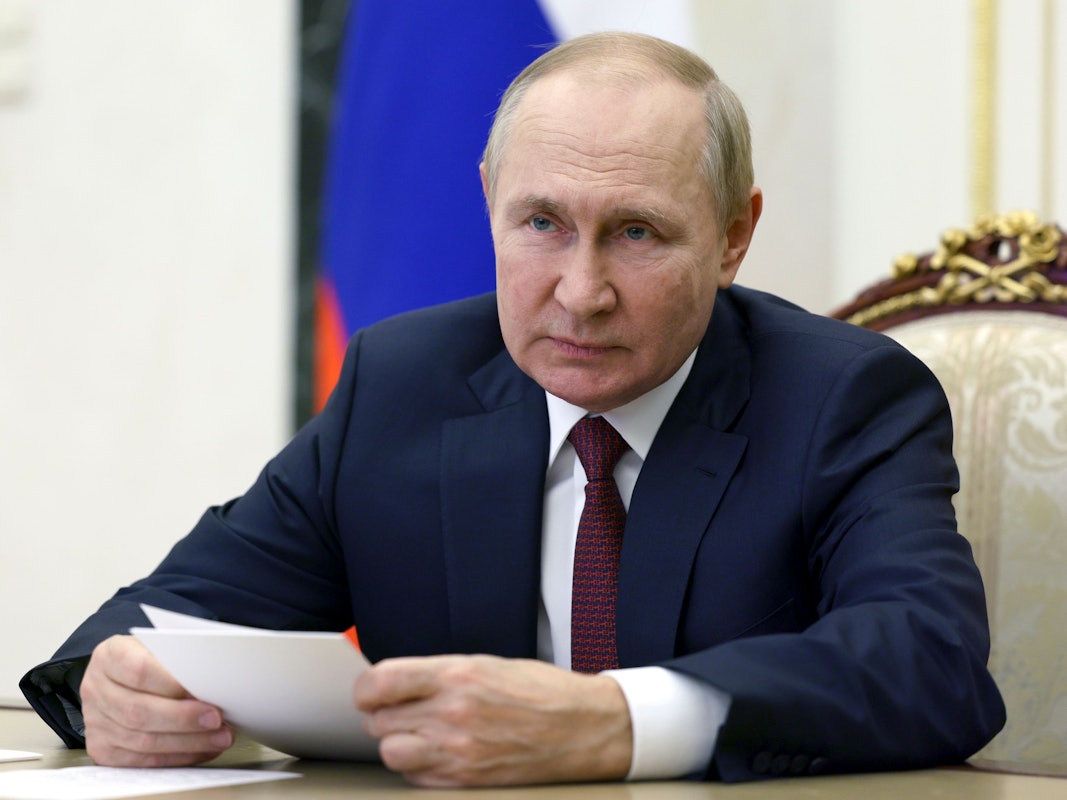 Das von der staatlichen russischen Nachrichtenagentur Sputnik via AP veröffentlichte Bild zeigt Wladimir Putin, Präsident von Russland, bei einem Treffen mit den Delegationsleitern der 18. Konferenz.