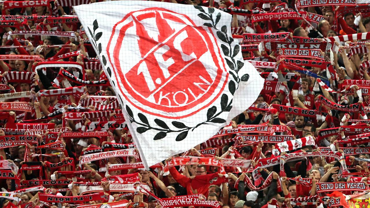 Auf der Südtribüne des 1.FC Köln werden Schals in die Höhe gehalten
