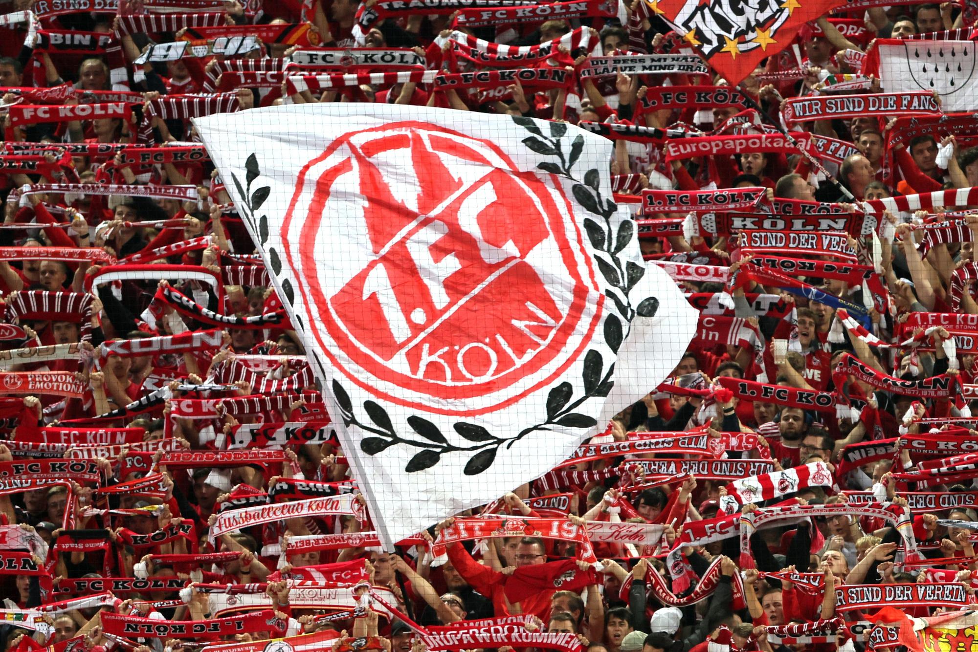 Auf der Südtribüne des 1.FC Köln werden Schals in die Höhe gehalten