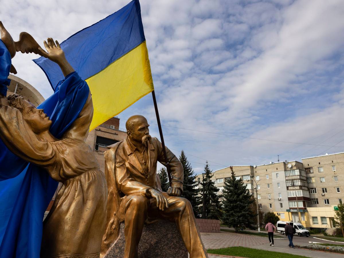 Ukrainische Flaggen wehen am 29. September 2022 auf dem Marktpkat in Balakiya, Ukraine.Getty Images