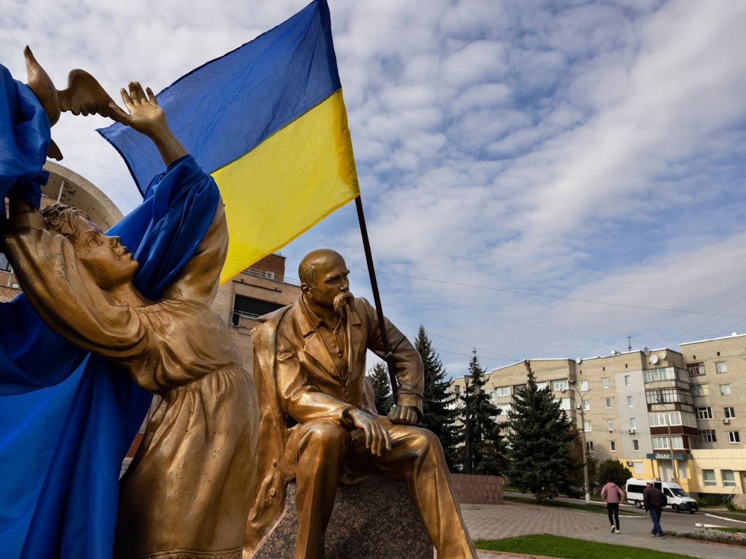 Ukrainische Flaggen wehen am 29. September 2022 auf dem Marktpkat in Balakiya, Ukraine.Getty Images