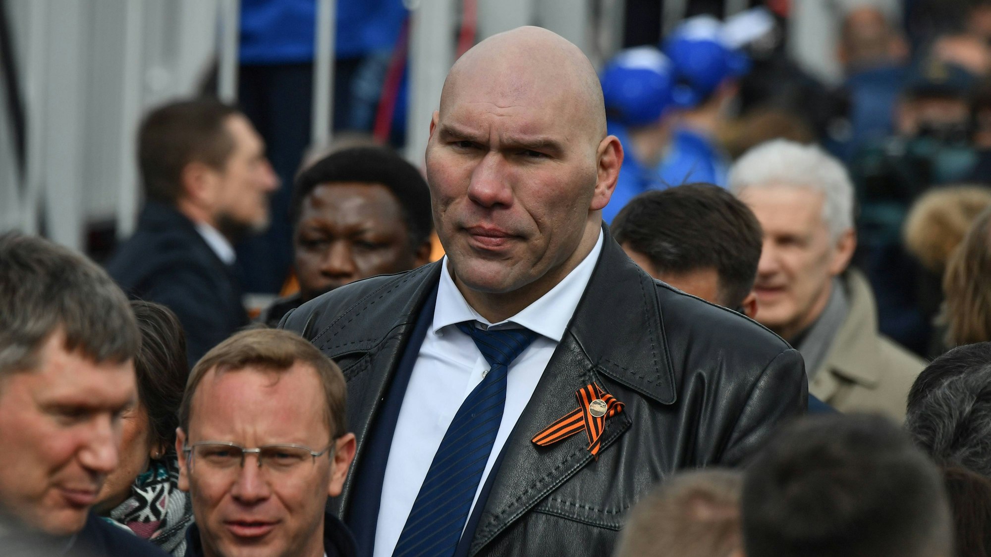 2,13-Meter-Hüne Nikolai Walujew überragt bei einer Parade in Russland die restlichen Personen in einer Menschenmenge