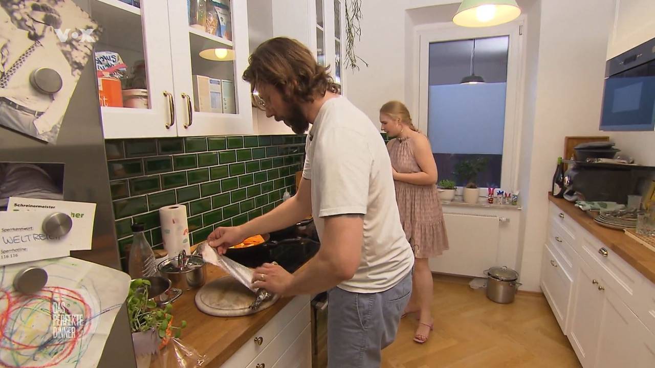 „Das perfekte Dinner“ (30. September 2022): Battle um den perfekten Rehrücken, Greta spickt in Philipps Küche.