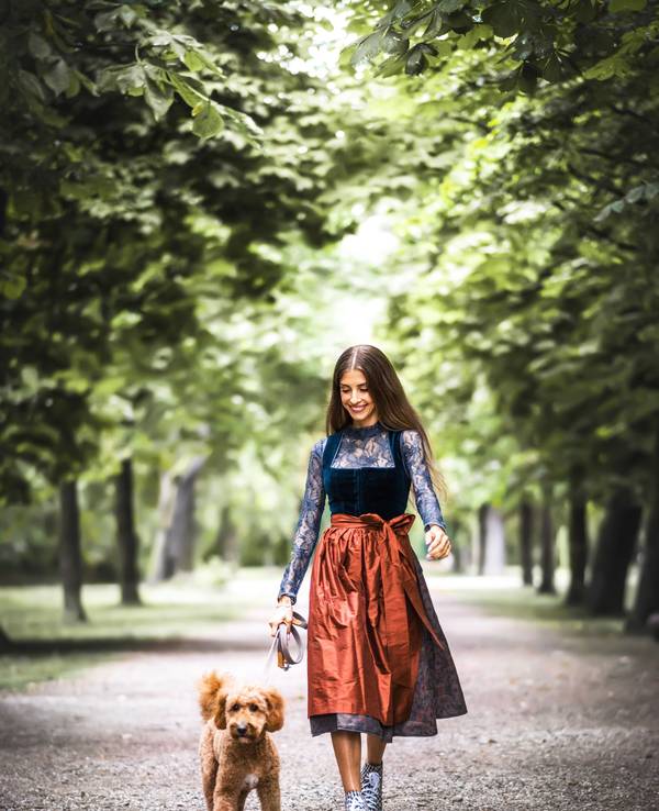Cathy Hummels, hier gemeinsam mit Hund Moon bei einem Spaziergang.