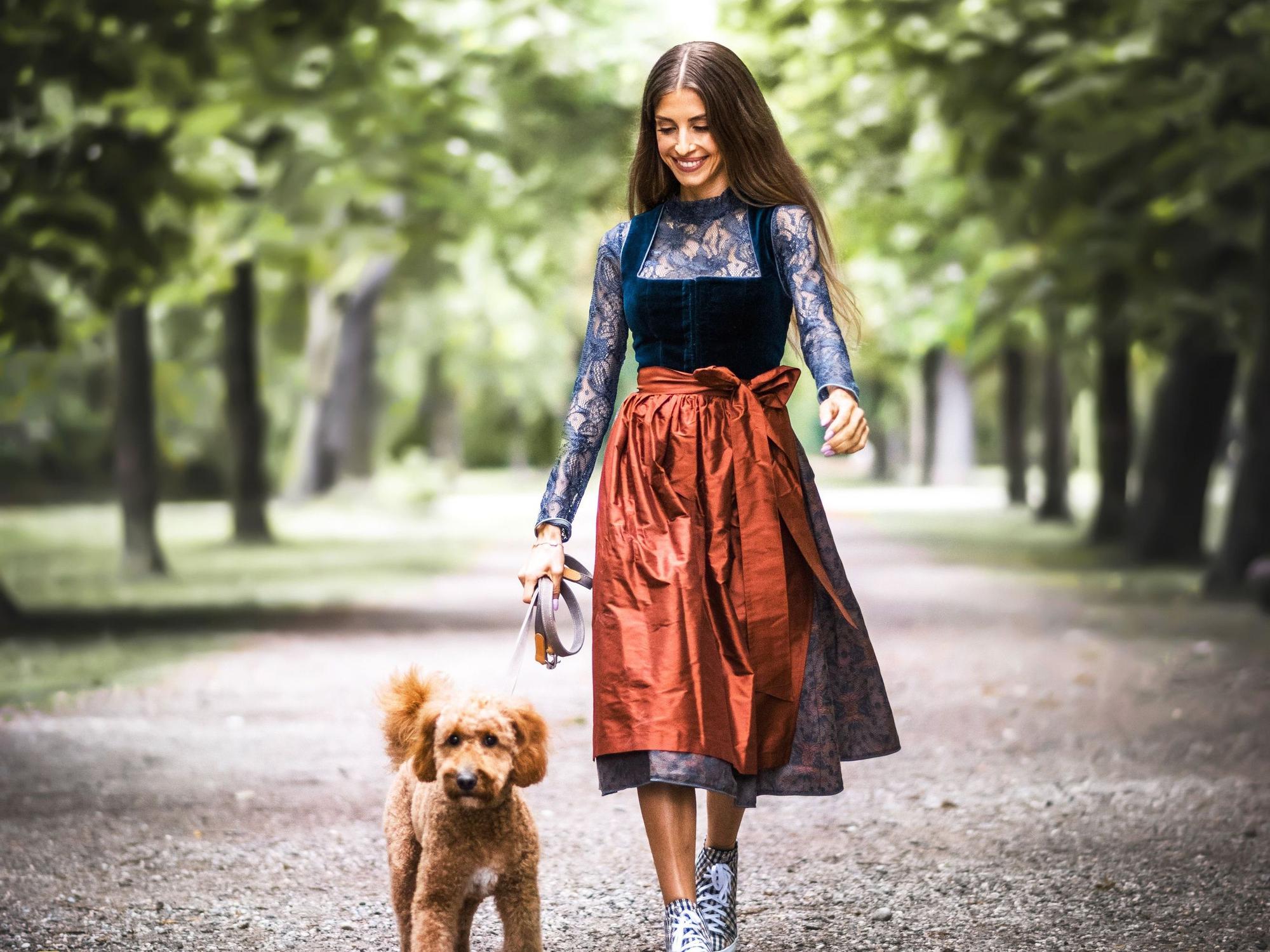 Cathy Hummels, hier gemeinsam mit Hund Moon bei einem Spaziergang.
