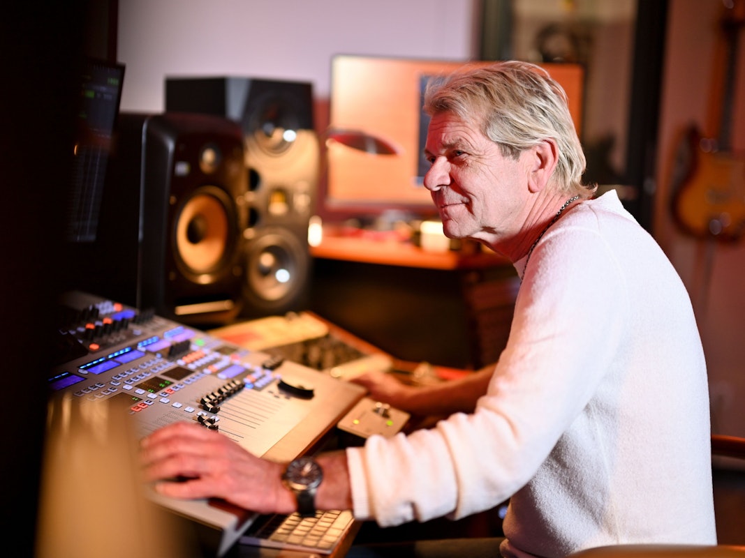 Popsänger Matthias Reim sitzt am Abend in seinem Musikstudio. (zu dpa «Matthias Reim und die Sehnsucht nach ein bisschen Normalität») +++ dpa-Bildfunk +++