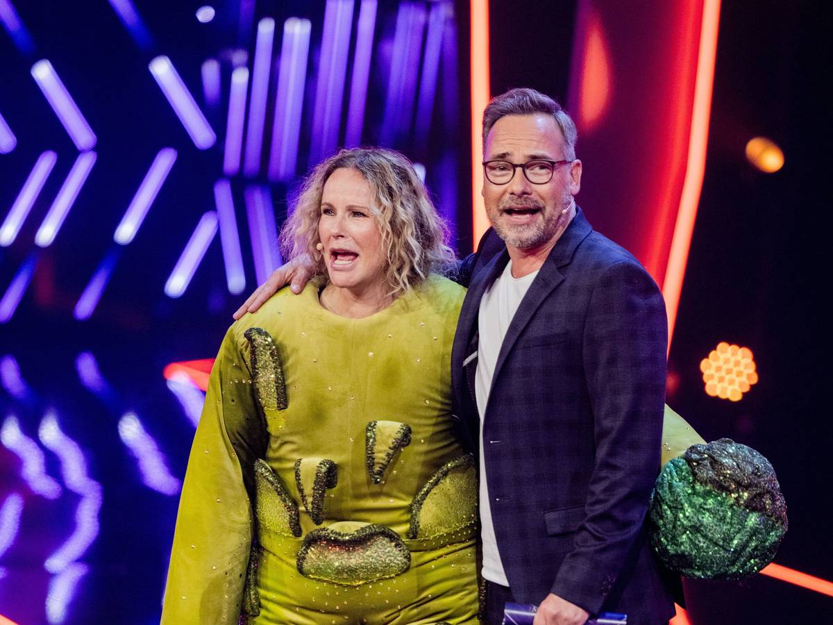 RTL-Moderatorin Katja Burkard an der Seite von „The Masked Singer“-Moderator Matthias Opdenhövel nach ihrer Enttarnung als „Brokkoli“ am 1. Oktober 2022.