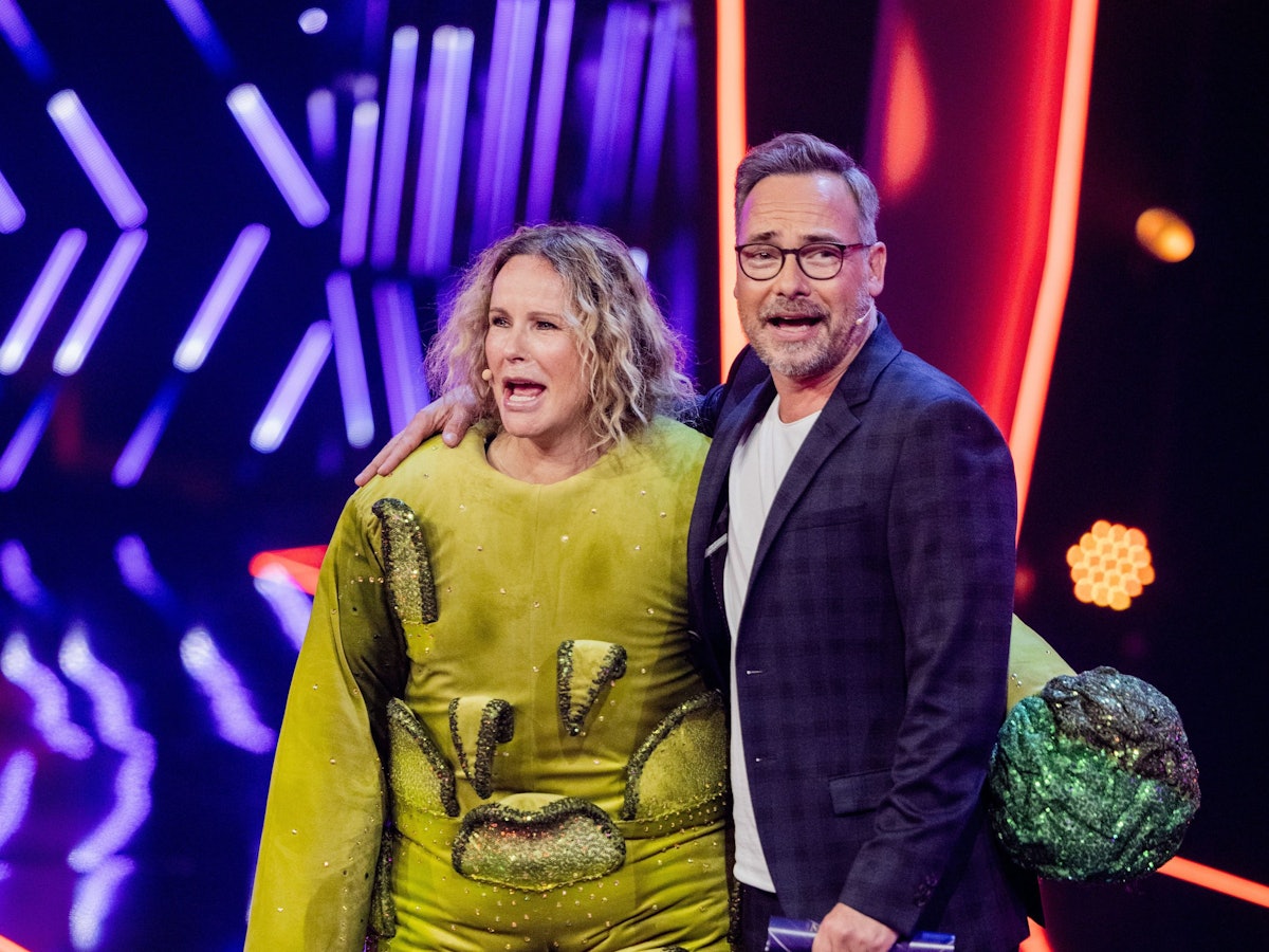 RTL-Moderatorin Katja Burkard an der Seite von „The Masked Singer“-Moderator Matthias Opdenhövel nach ihrer Enttarnung als „Brokkoli“ am 1. Oktober 2022.